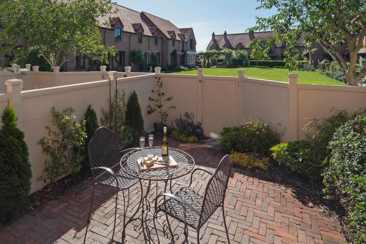 The Village Green Apartment Nelson Extérieur photo