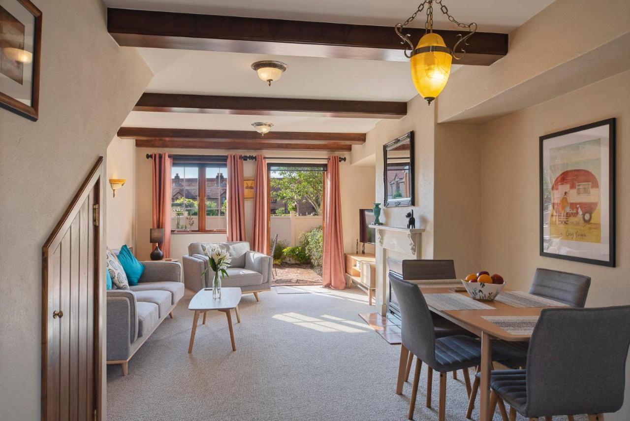 The Village Green Apartment Nelson Extérieur photo